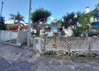Casa com 187m², 2 dormitórios, 2 vagas, no bairro Charqueadas em Caxias do Sul para Alugar