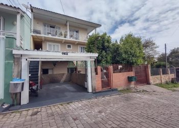 Casa com 427m², 4 dormitórios, 2 vagas, no bairro Mariland em Caxias do Sul para Comprar