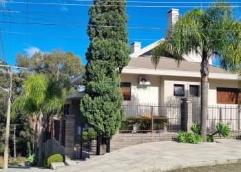 Casa com 496m², 4 dormitórios, 6 vagas, no bairro Colina Sorriso em Caxias do Sul para Comprar