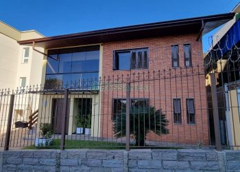 Casa com 292m², 7 dormitórios, 5 vagas, no bairro Jardim América em Caxias do Sul para Comprar