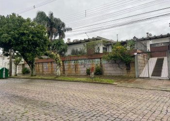 Casa com 300m², 3 dormitórios, 2 vagas, no bairro Petrópolis em Caxias do Sul para Comprar