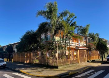 Casa com 384m², 7 dormitórios, 2 vagas, no bairro São Caetano em Caxias do Sul para Comprar