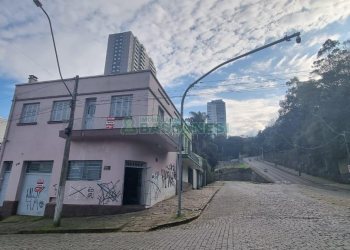 Casa com 168m², 2 dormitórios, 1 vaga, no bairro Centro em Caxias do Sul para Comprar