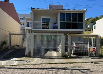 Sobrado com 70m², 2 dormitórios, 1 vaga, no bairro Vinhedos em Caxias do Sul para Comprar