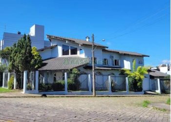 Casa Mobiliada com 320m², 3 dormitórios, 3 vagas, no bairro Vinhedos em Caxias do Sul para Alugar