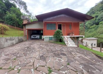 Casa com 290m², 4 dormitórios, 1 vaga, no bairro Galópolis em Caxias do Sul para Comprar