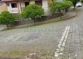 Casa com 266m², 3 dormitórios, 4 vagas, no bairro Panazzolo em Caxias do Sul para Comprar