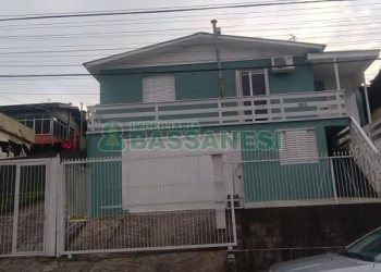 Casa com 136m², 3 dormitórios, 3 vagas, no bairro Diamantino em Caxias do Sul para Comprar