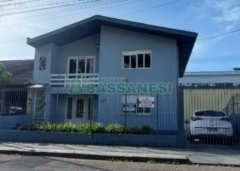 Casa com 125m², 3 dormitórios, 2 vagas, no bairro Universitário em Caxias do Sul para Alugar
