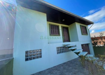 Casa com 200m², 2 dormitórios, 1 vaga, no bairro Santa Corona em Caxias do Sul para Comprar