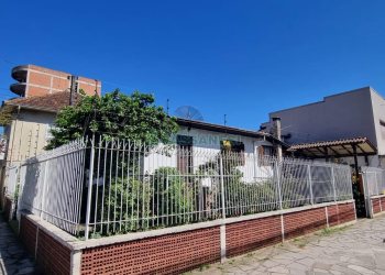 Casa com 100m², 3 dormitórios, 1 vaga, no bairro Centro em Caxias do Sul para Comprar