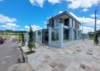 Casa com 228m², 3 dormitórios, 2 vagas, no bairro Nossa Senhora da Saúde em Caxias do Sul para Comprar