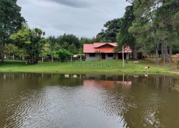 Casa com 260m², 3 dormitórios, 2 vagas, no bairro Forqueta em Caxias do Sul para Alugar