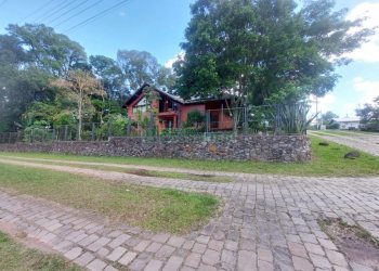Casa com 320m², 3 dormitórios, 2 vagas, no bairro Monte Bérico em Caxias do Sul para Comprar
