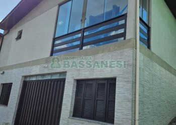 Casa com 297m², 4 dormitórios, 2 vagas, no bairro Rio Branco em Caxias do Sul para Comprar