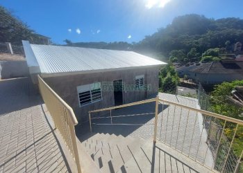 Casa com 80m², 2 dormitórios, 2 vagas, no bairro Galópolis em Caxias do Sul para Alugar