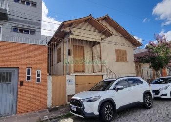 Casa com 204m², 3 dormitórios, 2 vagas, no bairro Centro em Caxias do Sul para Comprar