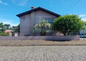Casa com 300m², 4 dormitórios, 3 vagas, no bairro Universitário em Caxias do Sul para Alugar