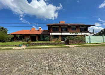 Casa, 5 dormitórios, 2 vagas, no bairro Cinqüentenário em Caxias do Sul para Comprar