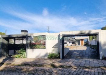 Casa com 330m², 4 dormitórios, 6 vagas, no bairro Monte Bérico em Caxias do Sul para Comprar