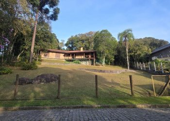 Casa com 300m², 3 dormitórios, 2 vagas, no bairro Linha 40 em Caxias do Sul para Comprar