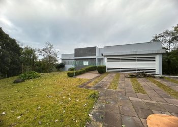 Casa com 400m², 2 dormitórios, 2 vagas, no bairro Ana Rech em Caxias do Sul para Alugar