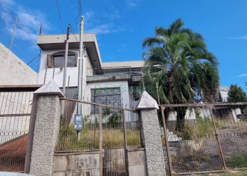 Casa com 287m², 5 dormitórios, 2 vagas, no bairro Kayser em Caxias do Sul para Comprar