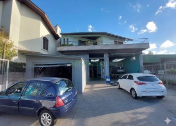 Casa com 405m², 3 dormitórios, 2 vagas, no bairro Cinqüentenário em Caxias do Sul para Comprar
