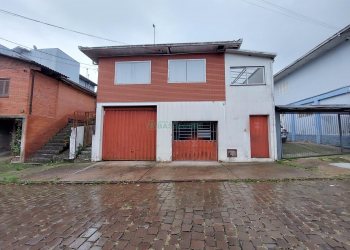 Casa com 220m², 4 dormitórios, 5 vagas, no bairro Panazzolo em Caxias do Sul para Comprar