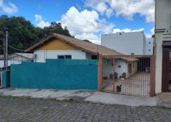 Casa com 144m², 2 dormitórios, 1 vaga, no bairro Diamantino em Caxias do Sul para Comprar