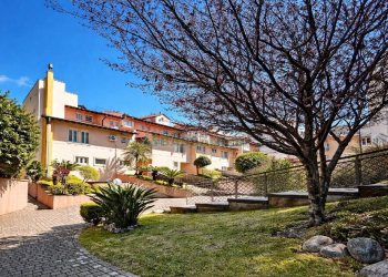 Casa Mobiliada com 440m², 3 dormitórios, 3 vagas, no bairro Jardelino Ramos em Caxias do Sul para Alugar