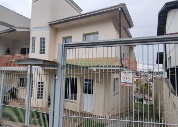 Casa com 428m², 5 dormitórios, 3 vagas, no bairro Petrópolis em Caxias do Sul para Comprar
