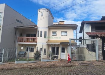 Casa com 428m², 5 dormitórios, 3 vagas, no bairro Petrópolis em Caxias do Sul para Comprar
