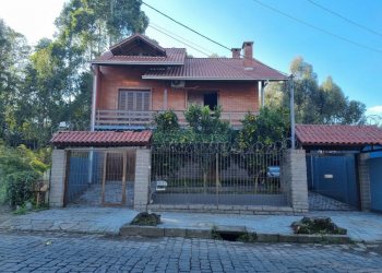 Casa com 366m², 5 dormitórios, 3 vagas, no bairro Desvio Rizzo em Caxias do Sul para Alugar