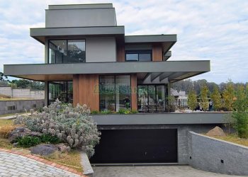 Casa com 426m², 3 dormitórios, 2 vagas, no bairro Nossa Senhora da Saúde em Caxias do Sul para Comprar