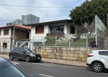 Casa com 270m², 2 dormitórios, 2 vagas, no bairro Pio X em Caxias do Sul para Alugar