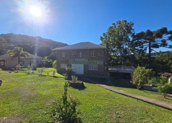Chácara com 540m², 4 dormitórios, 1 vaga, no bairro Samuara em Caxias do Sul para Comprar