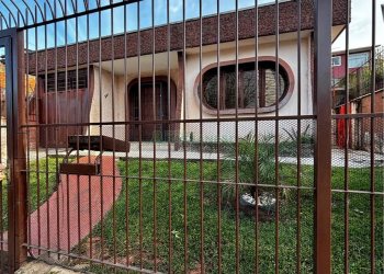Casa com 148m², 2 dormitórios, 2 vagas, no bairro Medianeira em Caxias do Sul para Comprar