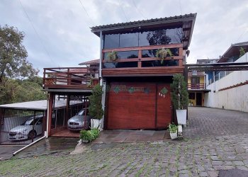 Sobrado com 60m², 2 dormitórios, no bairro Charqueadas em Caxias do Sul para Alugar