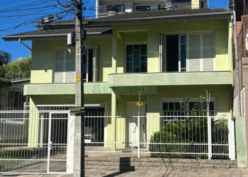 Casa com 250m², 3 dormitórios, 2 vagas, no bairro São Leopoldo em Caxias do Sul para Comprar