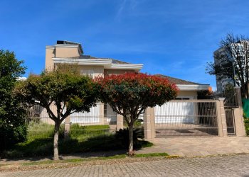 Casa com 330m², 3 dormitórios, 2 vagas, no bairro Jardim América em Caxias do Sul para Comprar