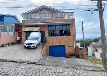 Casa com 229m², 3 dormitórios, 4 vagas, no bairro Santa Lúcia em Caxias do Sul para Comprar