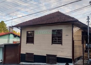 Casa com 260m², 3 dormitórios, 2 vagas, no bairro Kayser em Caxias do Sul para Comprar