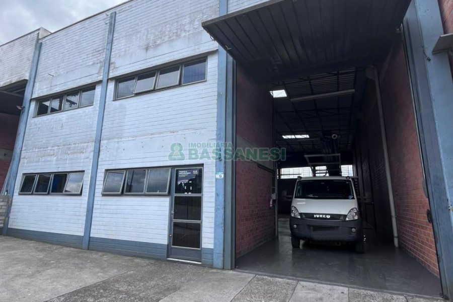 Pavilhão com 380m², no bairro Desvio Rizzo em Caxias do Sul para Alugar