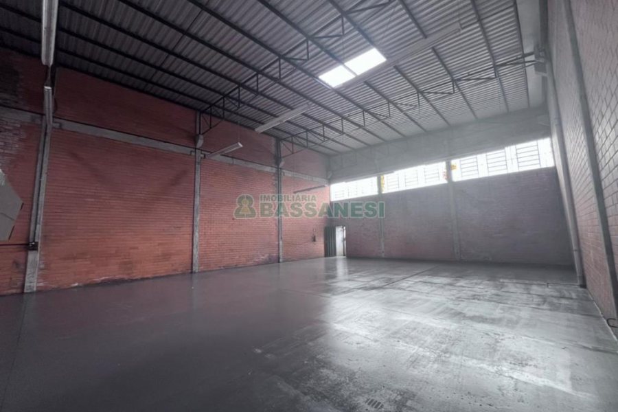 Pavilhão com 380m², no bairro Desvio Rizzo em Caxias do Sul para Alugar