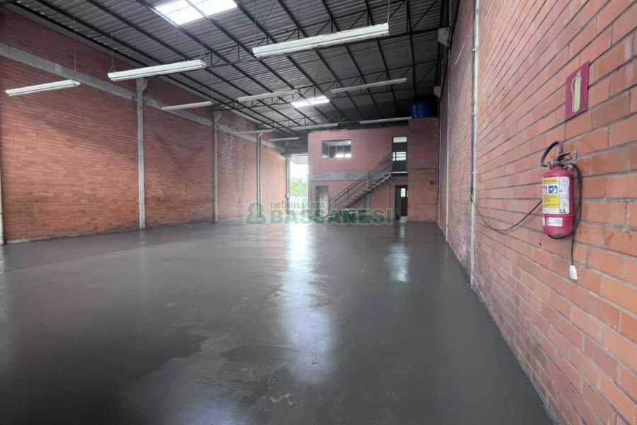 Pavilhão com 380m², no bairro Desvio Rizzo em Caxias do Sul para Alugar