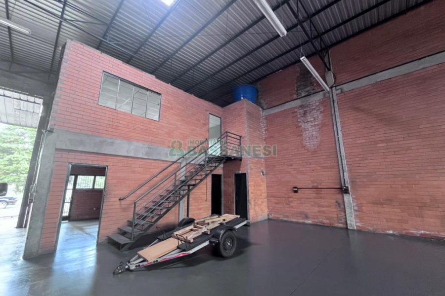 Pavilhão com 380m², no bairro Desvio Rizzo em Caxias do Sul para Alugar