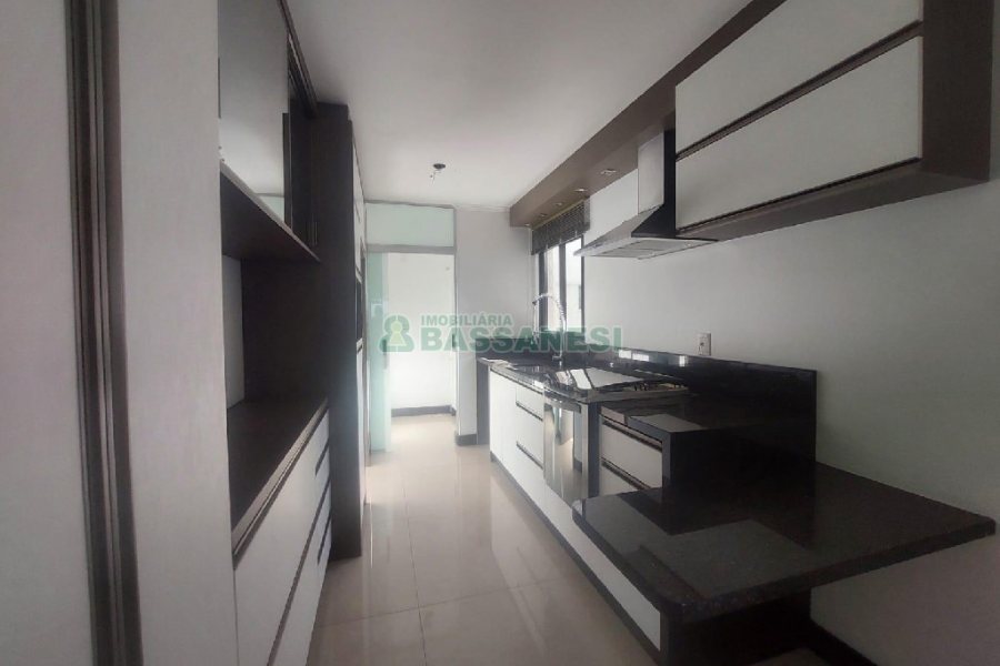 Apto Mobiliado com 58m², 3 dormitórios, 2 vagas, no bairro Lourdes em Caxias do Sul para Alugar