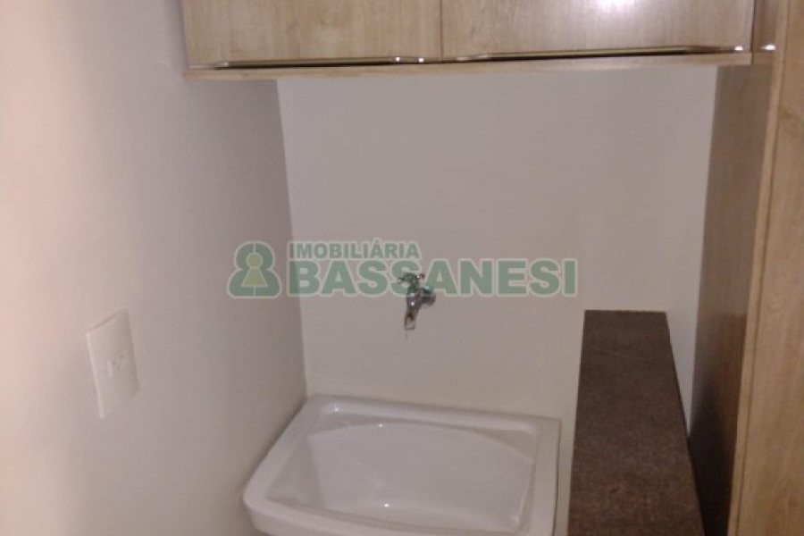 Kitinete Mobiliado com 30m², 1 dormitório, 1 vaga, no bairro Petrópolis em Caxias do Sul para Alugar