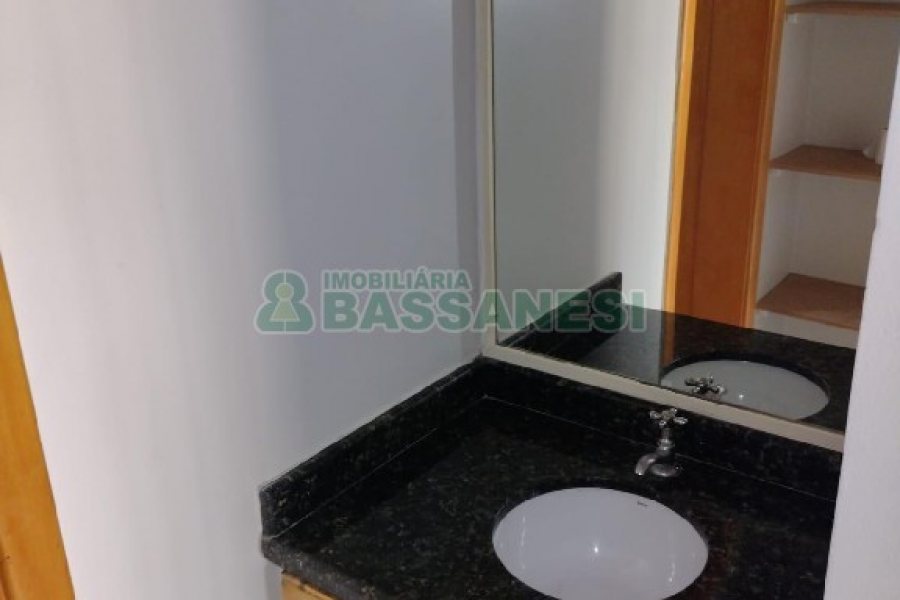 Kitinete Mobiliado com 30m², 1 dormitório, 1 vaga, no bairro Petrópolis em Caxias do Sul para Alugar